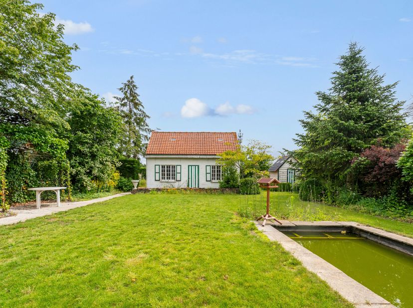 Deze alleenstaande woning  is gelegen op een perceel van 882 m2 en kent een zeer goede uitvalsbasis naar het centrum en de ring van Poperinge.<br />
W