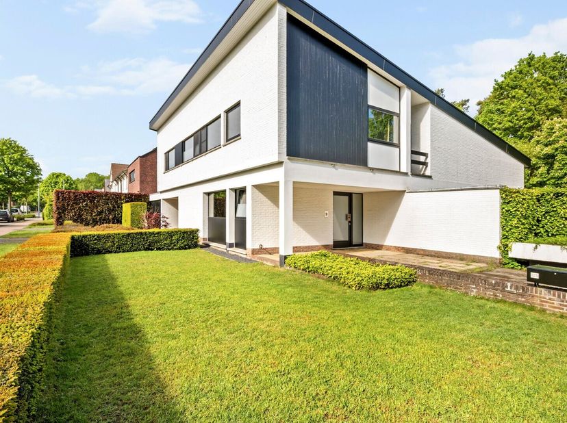 Architecturale topwoning van de hand van architect Louis Ghysebrechts, bekend van onder meer het Administratief Centrum en de Grenslandhallen in Hasse