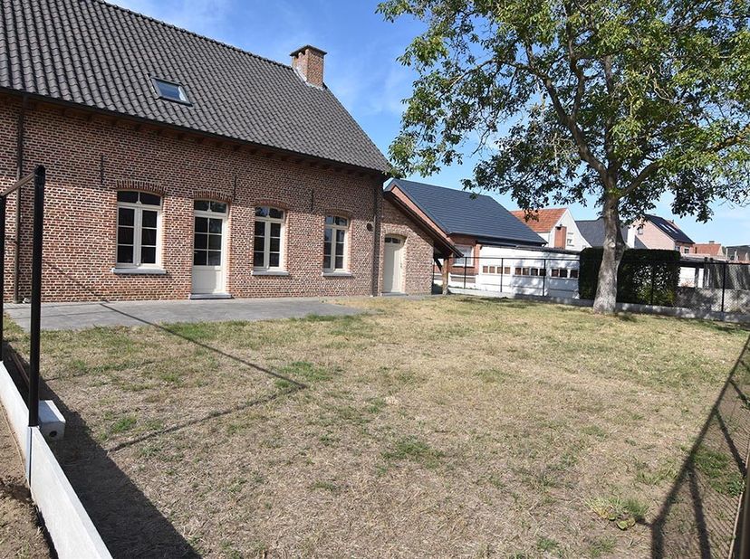Aan de Beningstraat in Herselt bevindt zich deze charmante hoeve, te huur en genesteld in een rustige omgeving die perfect aansluit bij de zoektocht n