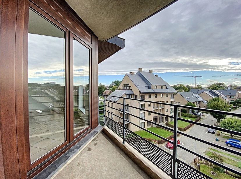 Dans un clos résidentiel calme et non loin du parc Josaphat, situé au 4E étage d’un petit immeuble avec ascenseur, splendide appartement 2 chambres de