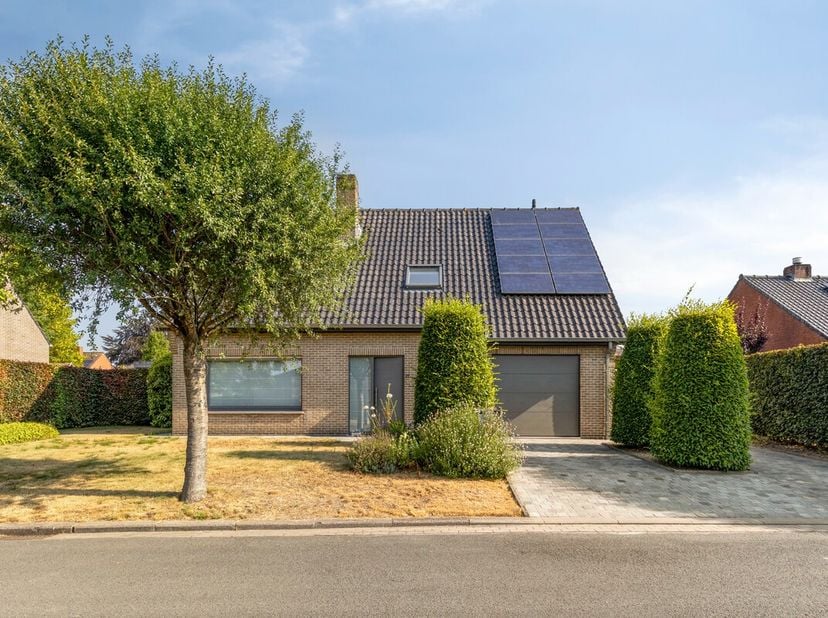 In de Korenbloemlaan, een rustige en aangename woonwijk in het centrum van Handzame, bevindt zich deze ruime en instapklare gezinswoning. De woning be