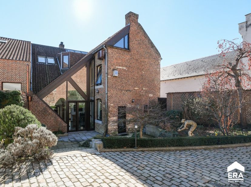 Deze charmante woning is gelegen in het centrum van Tongeren, aan het toeristische "Begijnhof". <br />
De woning is een vastgesteld bouwkundig erfgoed