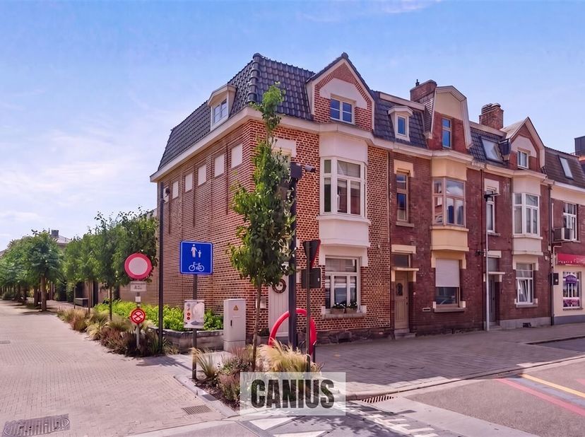 Bent u op zoek naar een stijlvolle, instapklare woning op een toplocatie? Dan is deze charmante stadswoning in de Toekomststraat precies wat u zoekt.
