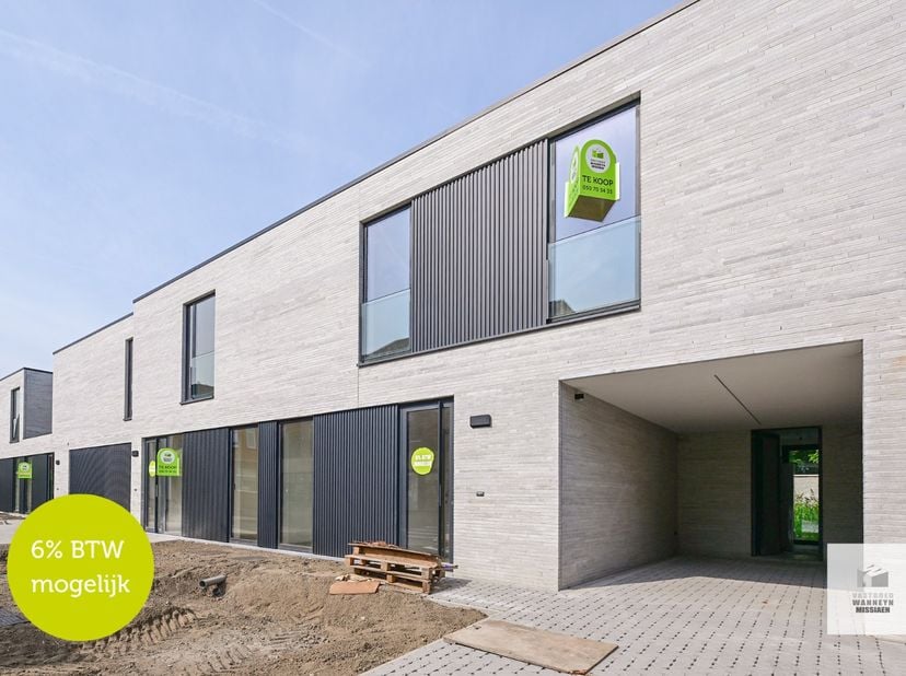 Moderne nieuwbouwwoning met stijlvolle en tijdloze architectuur, mogelijk aan te kopen aan 6% BTW! Via de inkomhal met gastentoilet komt u terecht in