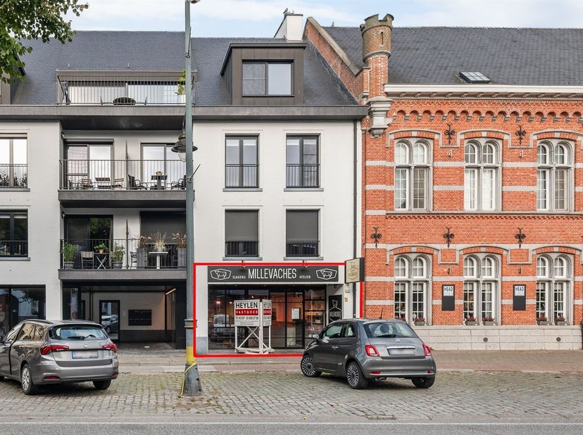 Een commerciële ruimte van +/- 370 m² aan de " Vrijheid" te Hoogstraten. Eventueel ook dienstig als kantoor / dienstencentrum / kledingzaak / sportcen