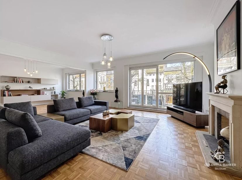 In 2020 gerenoveerd appartement van +-148 m² (bron: EPC) gelegen op de 2e verdieping van 7. Deze woning bestaat uit een inkomhal (+-8 m²), ruime woon-