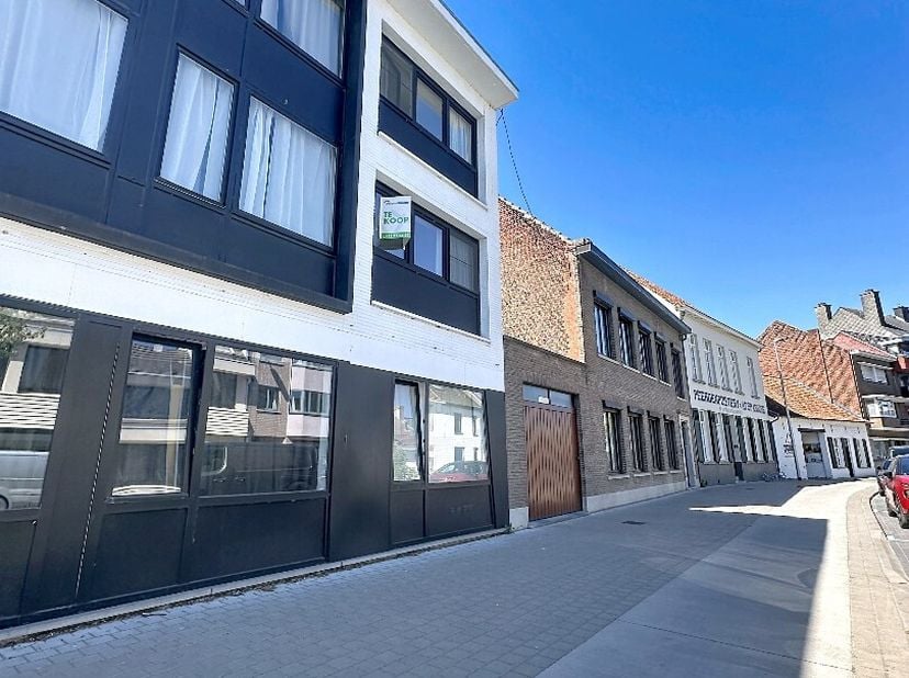 Dit ruim duplex-appartement van ca. 94 m² is centraal gelegen in het hart van Torhout, op wandelafstand van scholen, winkels en openbaar vervoer. Dank