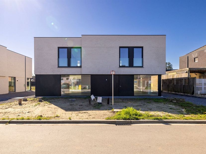 Energiezuinige halfopen nieuwbouwwoning met 3 slaapkamers te Heieinde, Laakdal<br />
Te bezoeken tijdens het opendeurmoment op zaterdag 11/07/2026 van