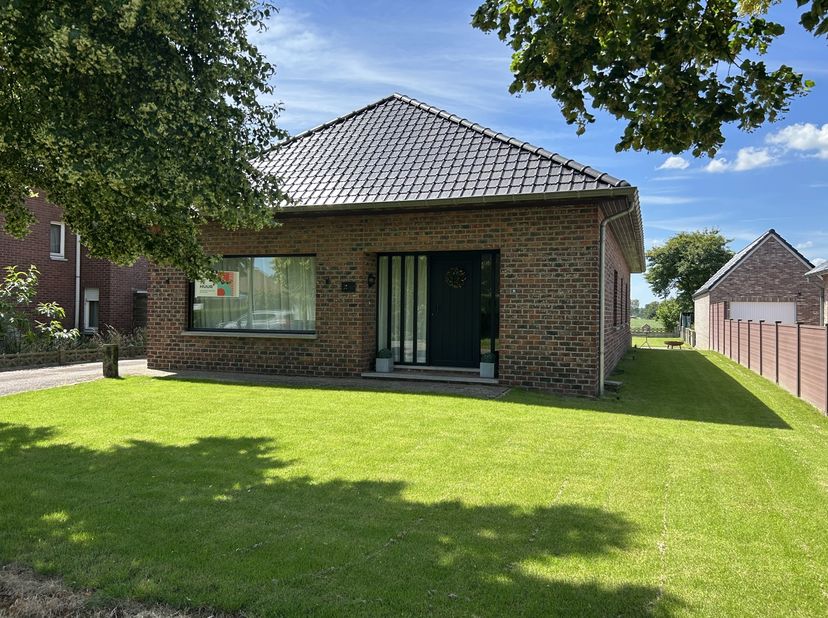 Deze charmante gelijkvloerse woning telt 2 slaapkamers en is gelegen in Kleine-Brogel.<br />
INDELING:<br />
Woning:<br />
- Inkomhal<br />
- Gastento