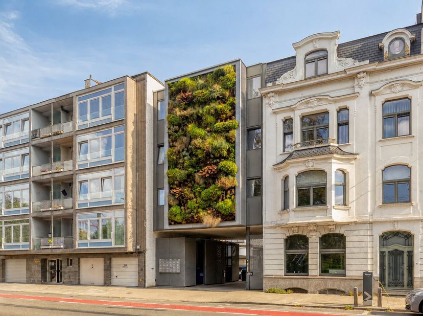 In een verzorgd residentieel complex aan de Burggravenlaan bevindt zich dit instapklare appartement van 76 m². Dankzij de ligging achteraan en op een
