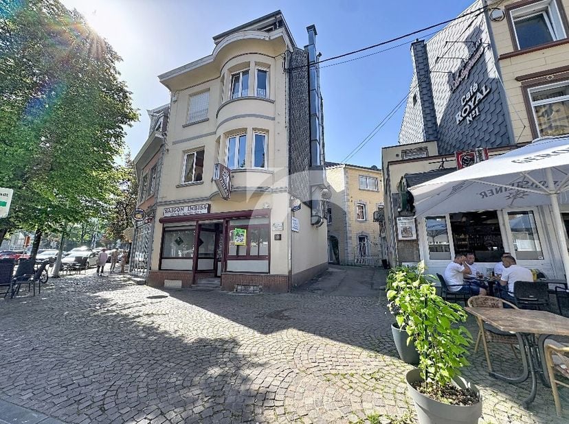 EUPEN rue Gospert, 101 : Immeuble mixte à vendre idéalement situé à Eupen, composé dun rez-de-chaussée commercial et de trois studios avec entrées dis