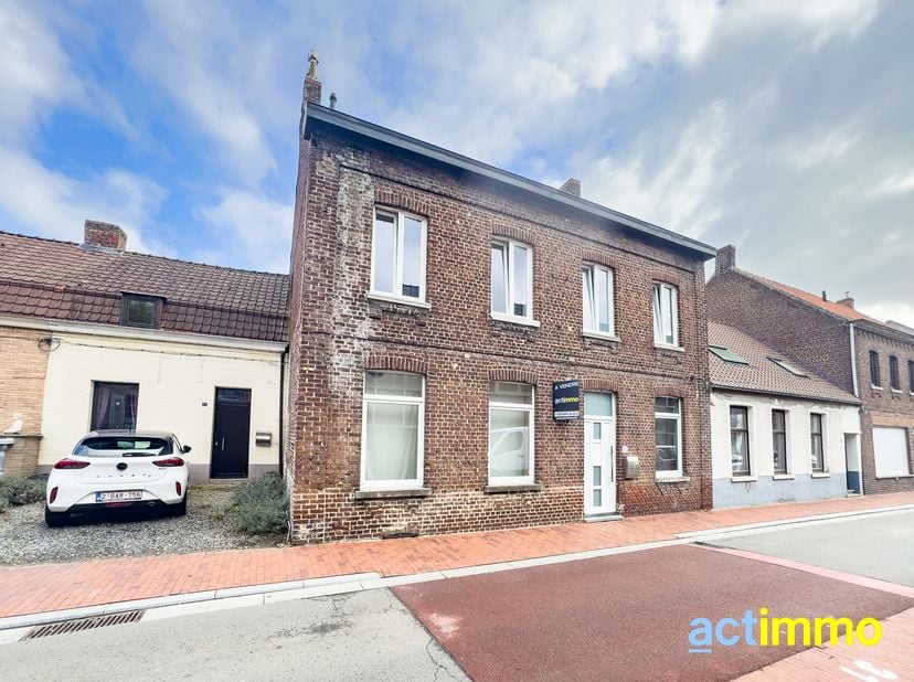 Au calme, au centre du village d'Helchin, maison d'habitation partiellement rénovée, avec 3 chambres (poss. +++) et jardin. Beaucoup de possibilités d