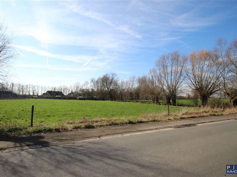 Superbe terrain à bâtir, 26 ares (2.600m²) en zone d'habitat à caractère rural, front à rue de 50 mètres (possibilité de permis d'urbanisme groupé), e