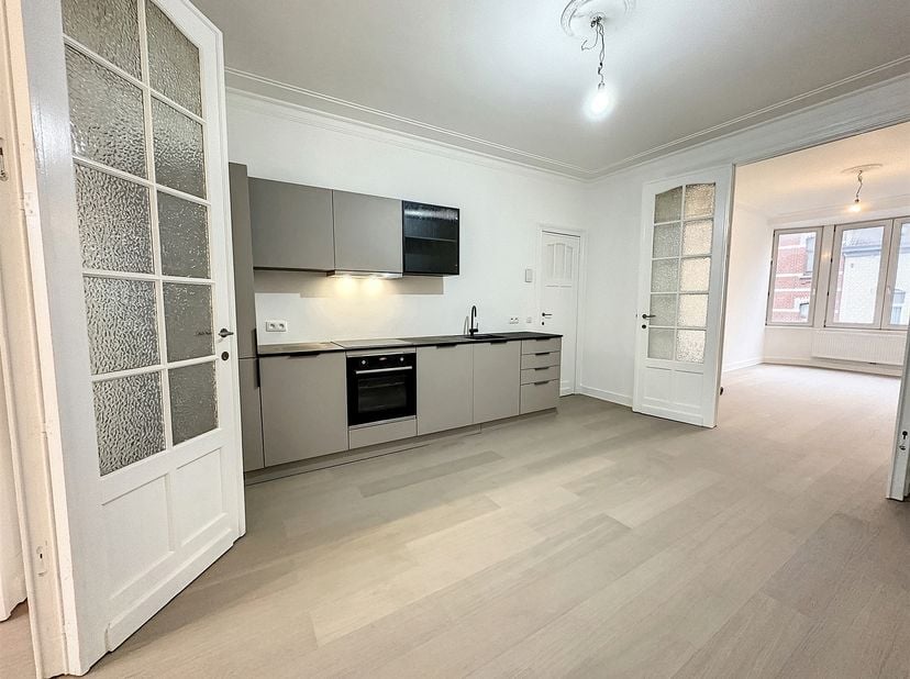 Quartier Vanderkindere/Coghen, non loin de l’Altitude 100, dans un petit immeuble avec peu de charges, situé au 3E étage, charmant appartement de ± 84
