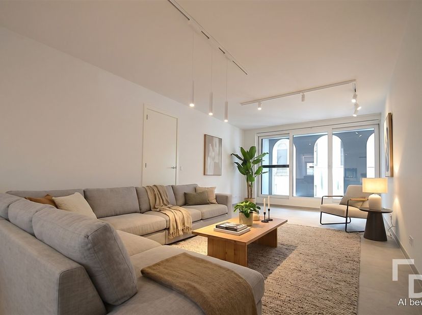 In de Oude Houtmarktstraat, pal in het hart van Ieper, bevindt zich dit stijlvolle nieuwbouwappartement met een hoogwaardige afwerking en een uitsteke