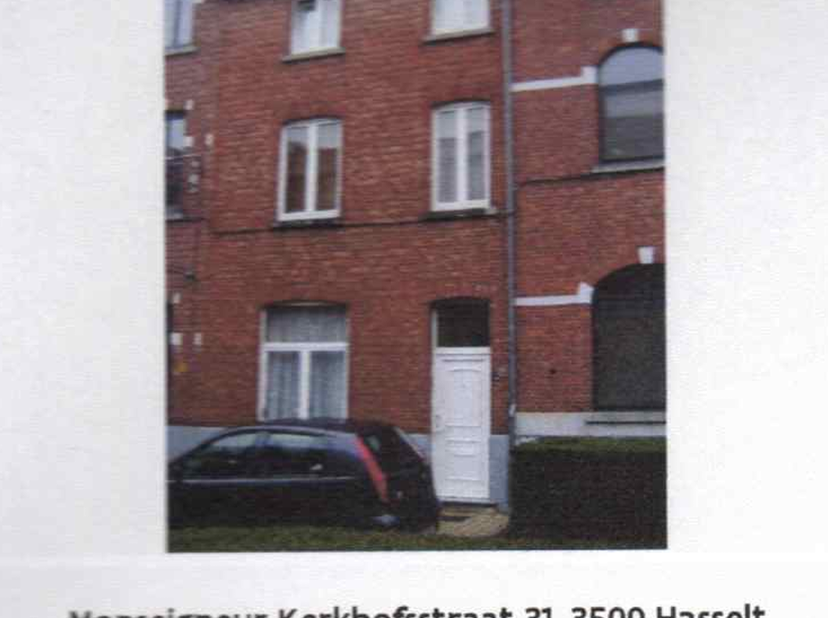 Cette maison mitoyenne d'une largeur de façade de 5 mètres et d'une profondeur totale de terrain de 30 mètres est située dans une rue et un quartier c