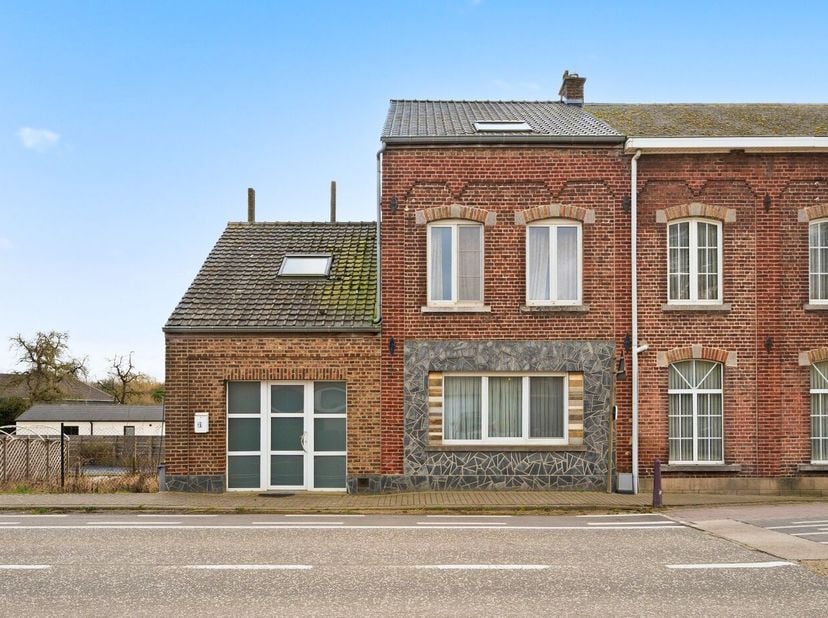 Deze halfopen woning is goed gelegen nabij het gezellige centrum van Hoegaarden. Zeer makkelijk bereikbaar via E40 (Luik-Brussel) met alle benodigdhed