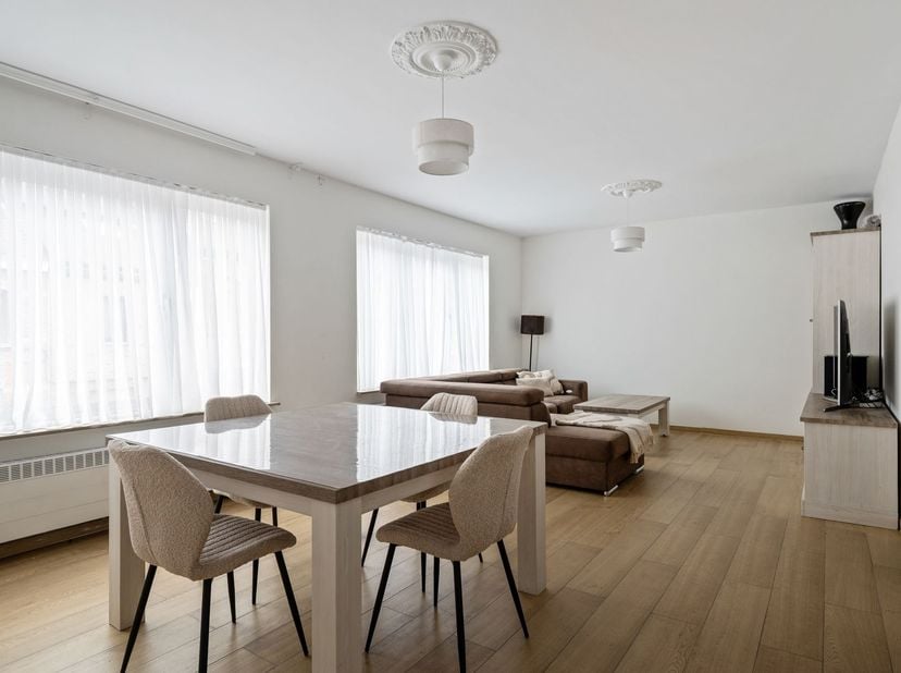 Comfortabel wonen op een centrale ligging in Sint-Niklaas? Dit aangename appartement in de Breedstraat biedt alles wat u zoekt: een lichtrijke leefrui