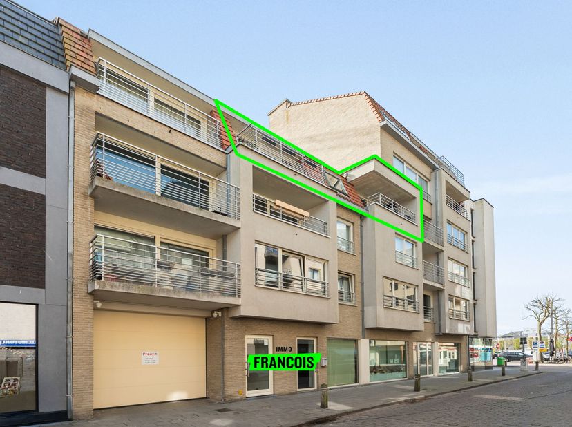 Ce spacieux et lumineux appartement se situe au troisième étage dune résidence récente, dans un emplacement exceptionnellement central à Blankenberge.