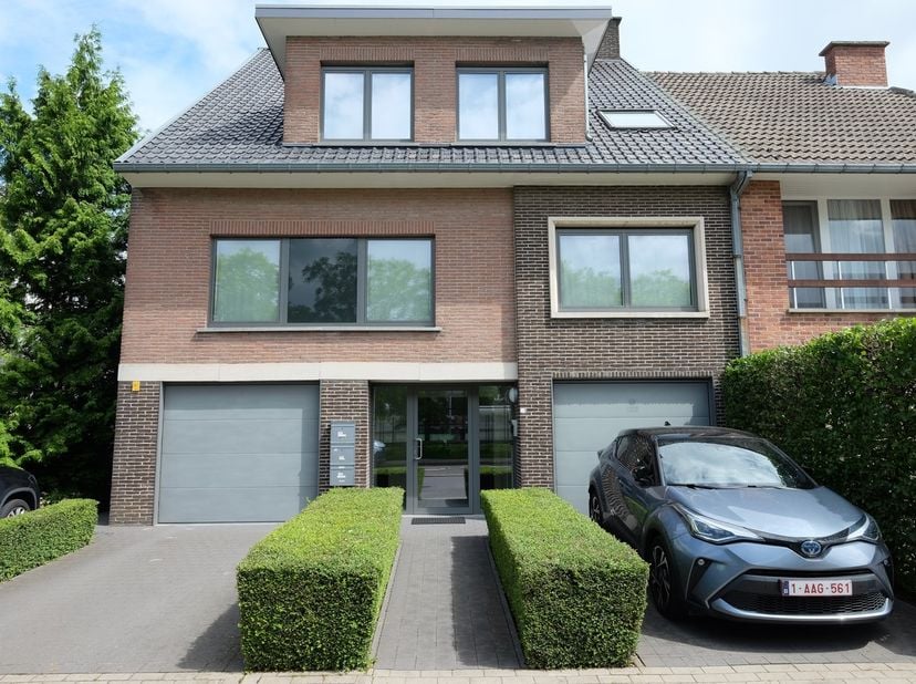 Op wandelafstand van de Grote Markt en toch in een groene omgeving aan het zwembad, een volledig vernieuwd 2 slaapkamer appartement van 116m2 oppervla