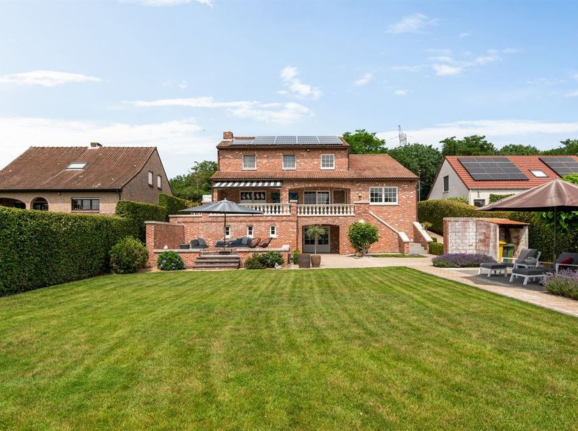 Maison prête à emménager avec panneaux solaires et sous-sol intégral<br />
Cette maison spacieuse construite en 1991 a été soigneusement entretenue au