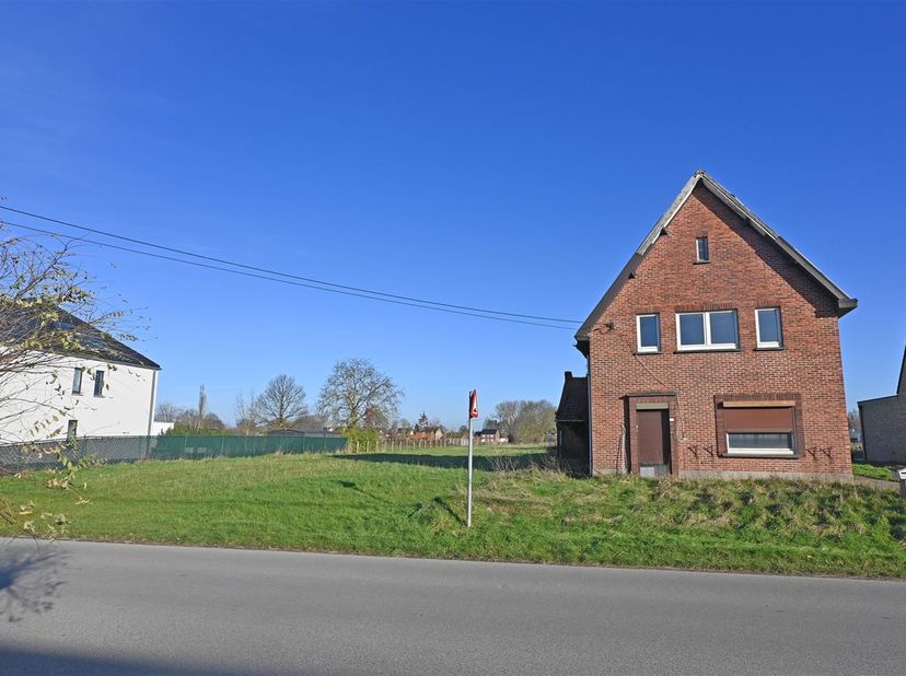 Deze bouwgrond (OB) heeft momenteel een oppervlakte van 53a58ca en biedt verschillende mogelijkheden. Met een huidige straatbreedte van ±30m te midden