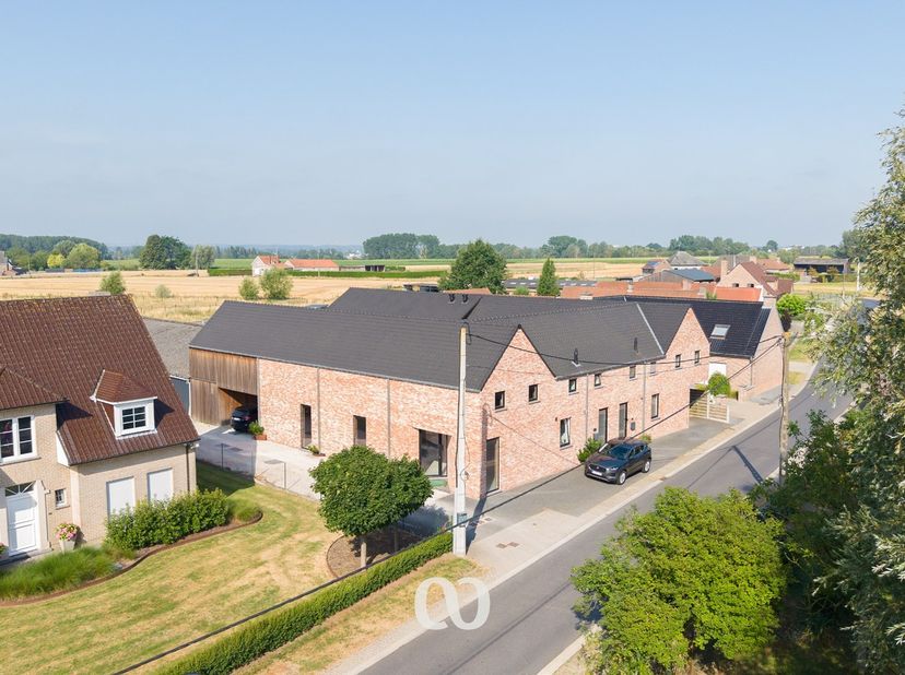 Veelzijdige casco-eigendom met mogelijkheden voor wonen, werken en ondernemen<br />
<br />
Deze voormalige vierkantshoeve biedt met maar liefst ca. 21