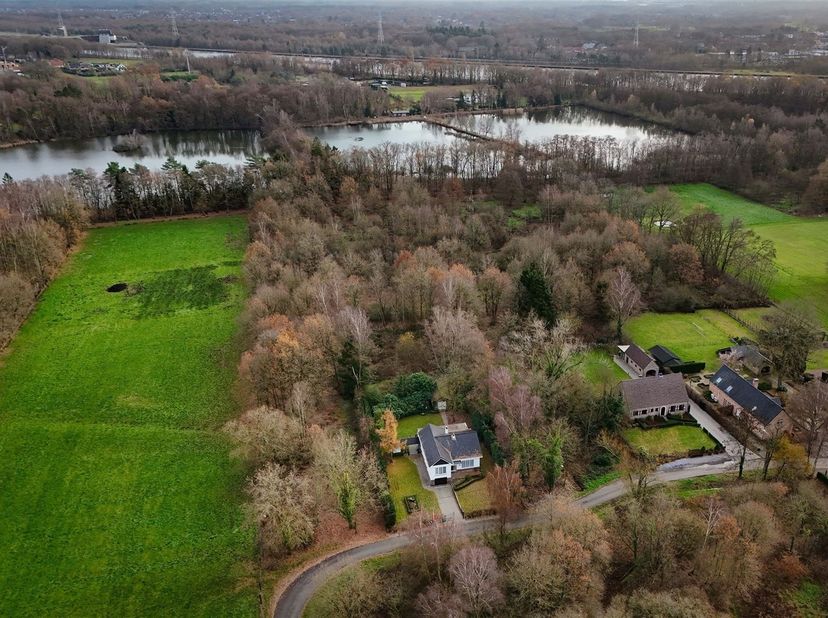 Uniek gelegen gezinswoning met prachtige zonnige tuin op 19a te midden van het groen<br />
<br />
Omgeving:<br />
+ Rustige ligging in een uiterst