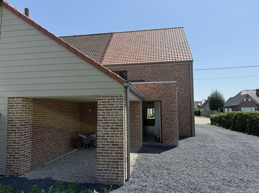 Stijlvolle nieuwbouwwoning met ruime tuin, nabij het centrum van Neeroeteren<br />
<br />
Troeven<br />
- Totaal-renovatie 2025-2026<br />
- Vloer