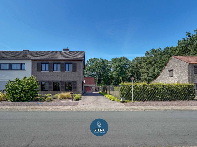 CHARMANTE GEZINSWONING MET 3 SLPKS IN MAASMECHELEN ! <br />
<br />
We vinden deze halfopen bebouwing met een bewoonbare oppervlakte van 153 m² terug o