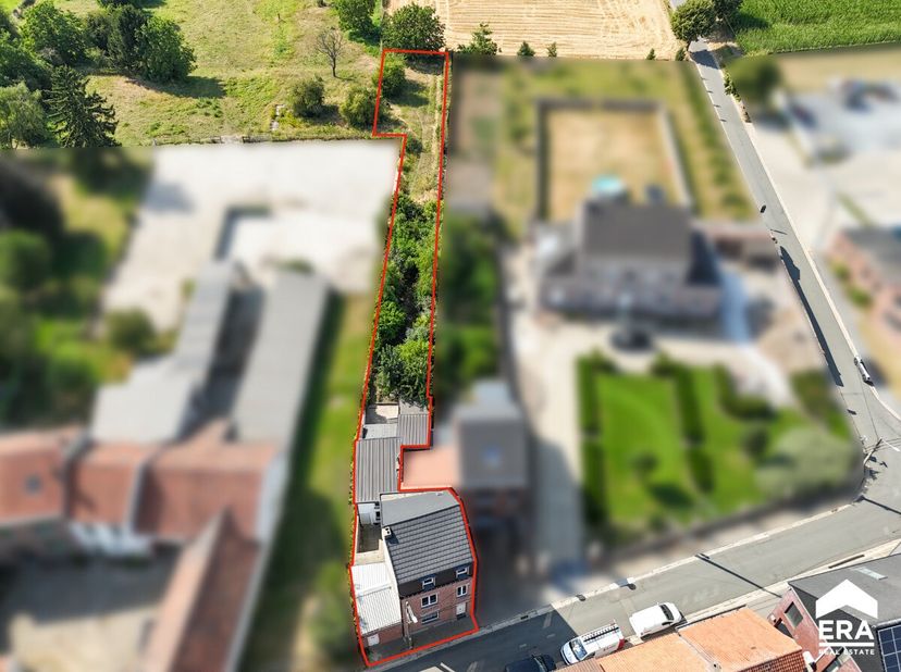 Karaktervolle woning met drie slaapkamers en diepe tuin, gelegen in een landelijke en groene omgeving te Riemst.Deze woning met een bewoonbare oppervl