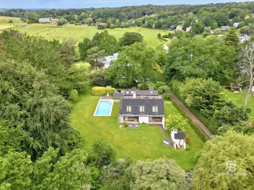 Rhode-Saint-Genèse/Uccle - Au calme absolu, au bout dune allée privée et dans lun des quartiers les plus prisés de Rhode-Saint-Genèse, à la limite d'U