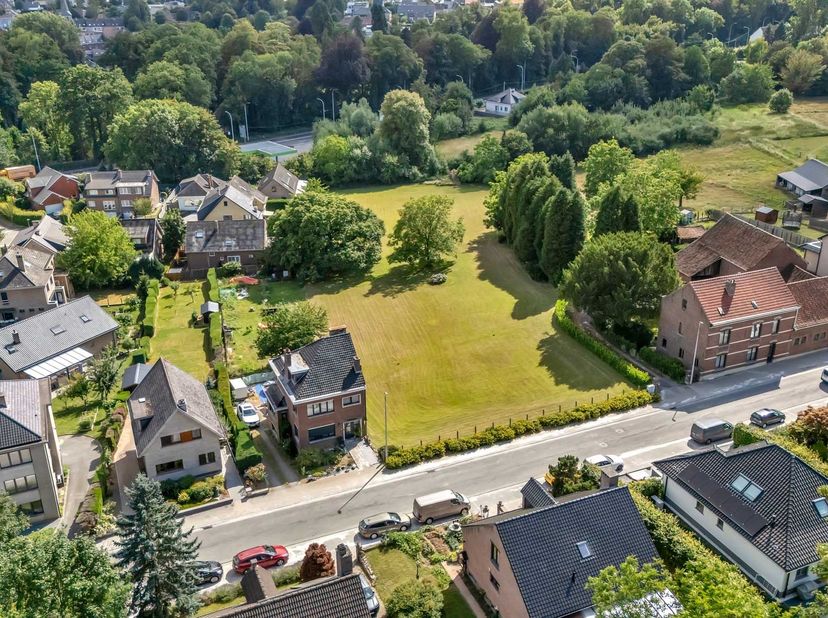 Een uitzonderlijk perceel van ± 946 m² met ruime bouwmogelijkheden<br />
<br />
Langs de rustige Molenbergstraat te Dilbeek bieden wij deze ruime bouw