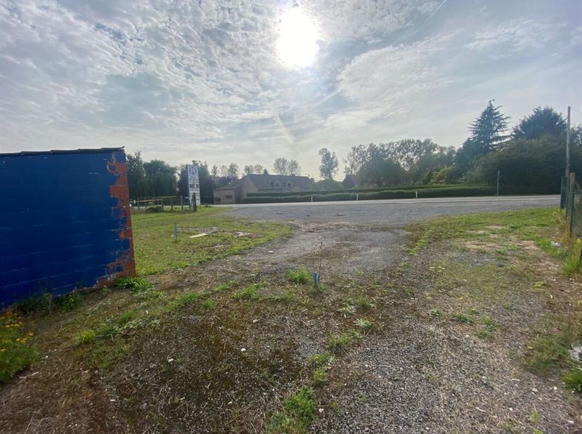 Terrain de 4 ares 93 centiares situé sur un axe très fréquenté entre Antoing et Péruwelz, à 2 km des accès autoroutiers E42. <br />
Façade : +/- 31,68
