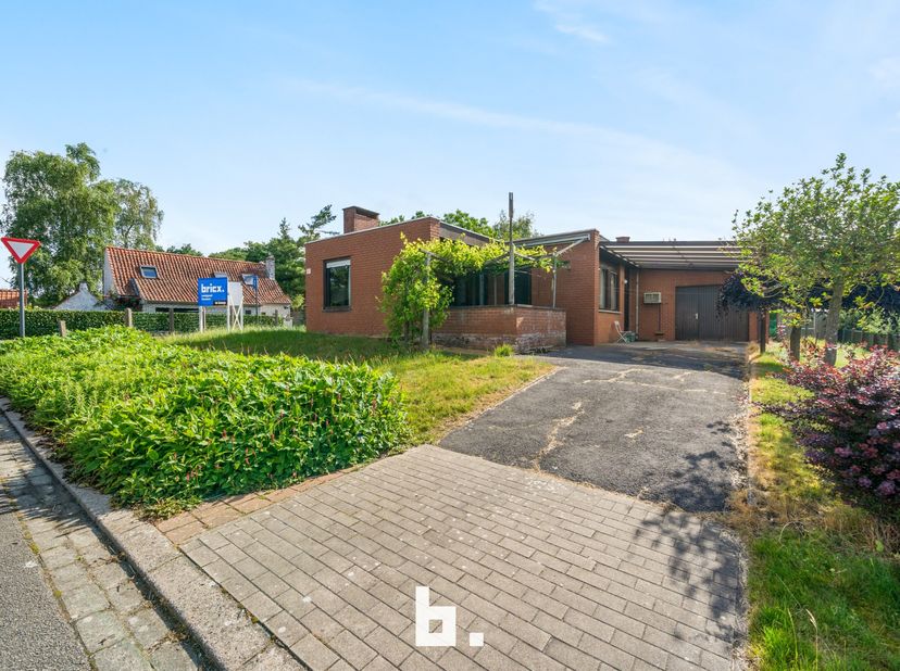 In een rustige en geliefde verkaveling te Sint-Joris bevindt zich deze op te frissen bungalow op een mooi hoekperceel. De woning geniet van een prakti