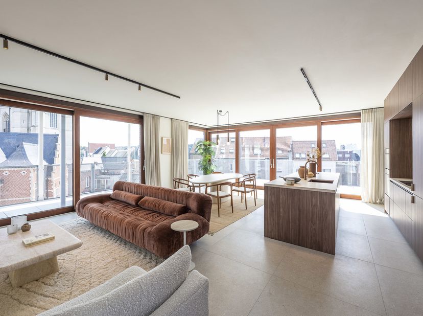 Au sein du superbe projet Portier 51, qui compte 22 appartements, se trouve un penthouse sublime offrant une vue phénoménale sur l'église Notre-Dame-s
