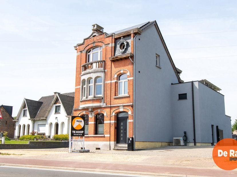 WELLE - Niemand vermoedt achter deze charmante herenwoning de moderne leefwereld die zich achteraan volledig ontvouwt.<br />
Achter de gevel van deze