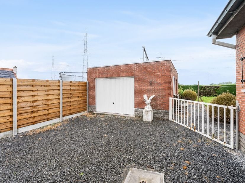 Te koop: open bebouwing in Zulte, gelegen in een rustige residentiële omgeving en nabij belangrijke invalswegen. Deze woning uit 1964 biedt een ruim p