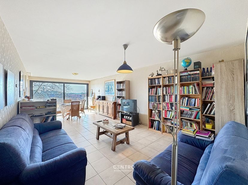ENERGIEZUINIG appartement met 2 slpks, 2 terrassen, een FANTASTISCH UITZICHT, een kelderberging én een GARAGEBOX op wandelafstand van het centrum en h