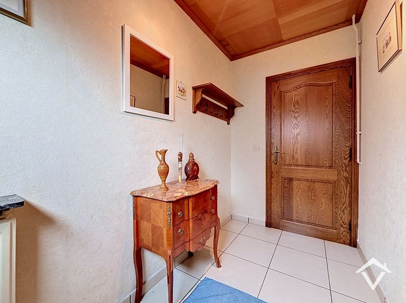 Deze alleenstaande woning is gelegen in een rustige woonwijk kortbij het centrum van Roeselare, de E403 en vele andere faciliteiten. Dit in één doodlo