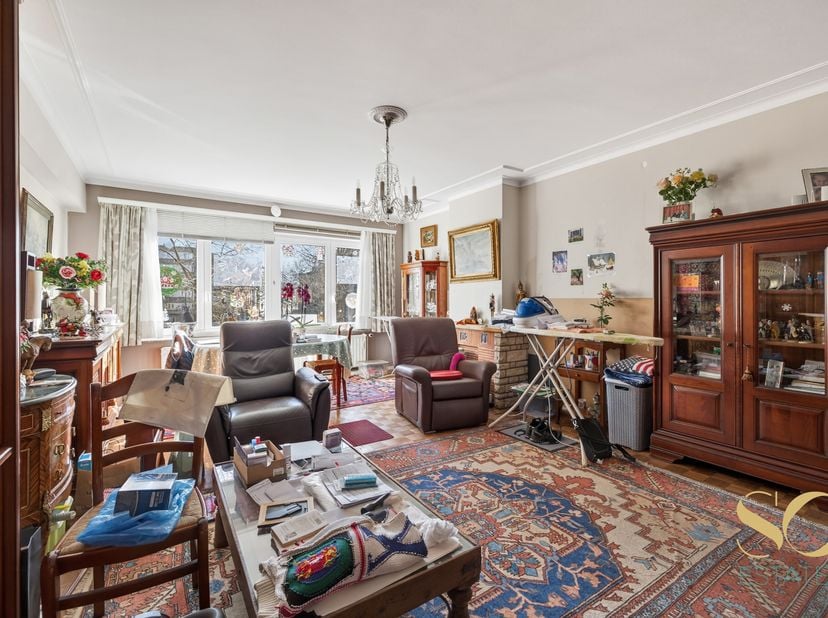 We stellen u dit appartement van 94 m² volgens EPC voor, gelegen op de 1e verdieping van een gebouw van 5 verdiepingen met lift, ideaal gelegen in Lak