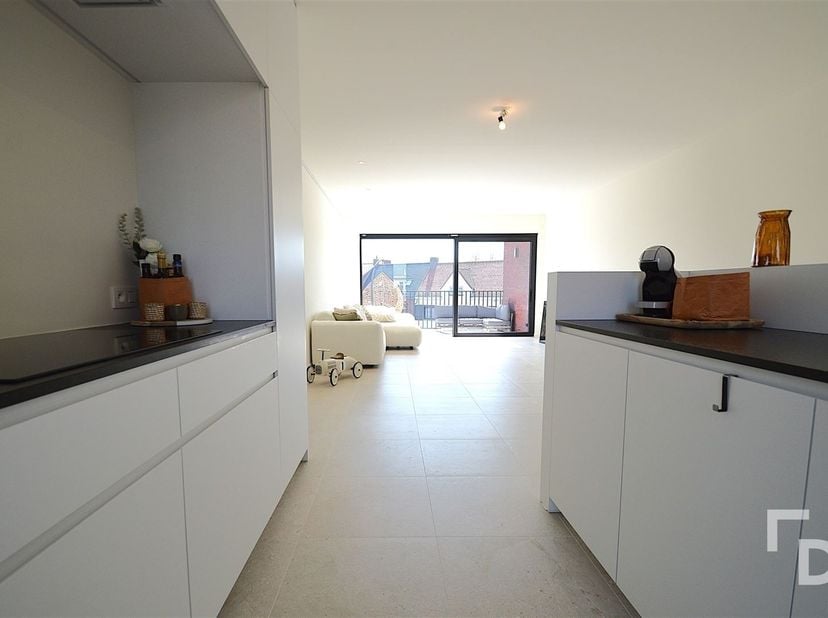 In het hart van Langemark bevindt zich dit recente nieuwbouwappartement, waar comfort en licht centraal staan. <br />
<br />
De leefruimte baadt in