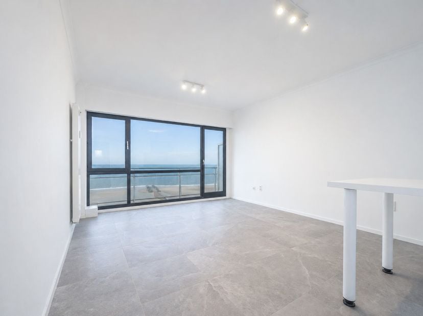STUDIO RÉNOVÉ AVEC MAGNIFIQUE VUE MER À LA ROYAL PALACE<br />
Situé au 9e étage de la très recherchée Résidence Royal Palace, ce studio rénové avec go