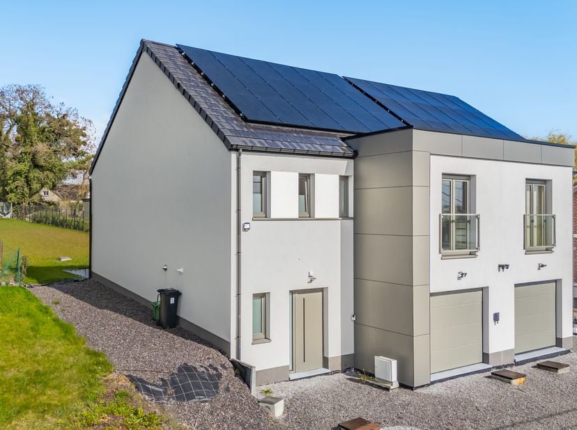 Easyhome Immobilier vous propose cette superbe maison neuve 3 façades, réalisée avec des finitions de très haute qualité, offrant un confort moderne e