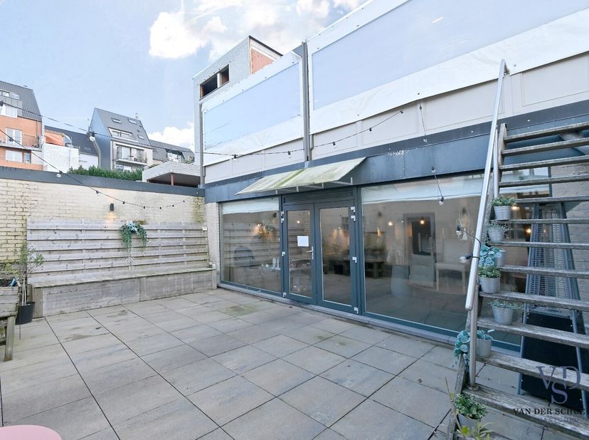 Commercieel pand, bestaande uit een gelijkvloers niveau (met terras) en een praktische kelderverdieping.<br />
De residentie wordt vervolledigd met tw