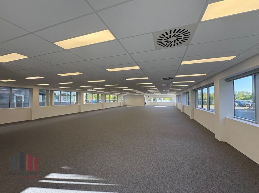 Zeer goed bereikbare kantoren van 961 m² te huur, ideaal gelegen dankzij de directe aansluiting met de R4 op slechts 1 km afstand. Deze verbinding zor