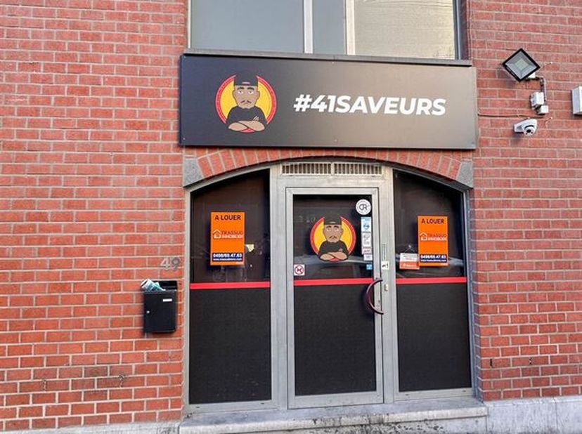 Deze winkelruimte is ideaal gelegen in het centrum van Charleroi en biedt een uitstekende zichtbaarheid en talrijke exploitatiemogelijkheden. Het pand