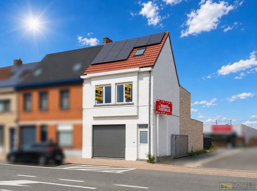 INSTAPKLARE EN UITERST ENERGIEZUINIGE BEN-WONING, gelegen op een CENTRALE LOCATIE in het hart van Deinze. Dankzij de UITSTEKENDE LIGGING bevinden wink