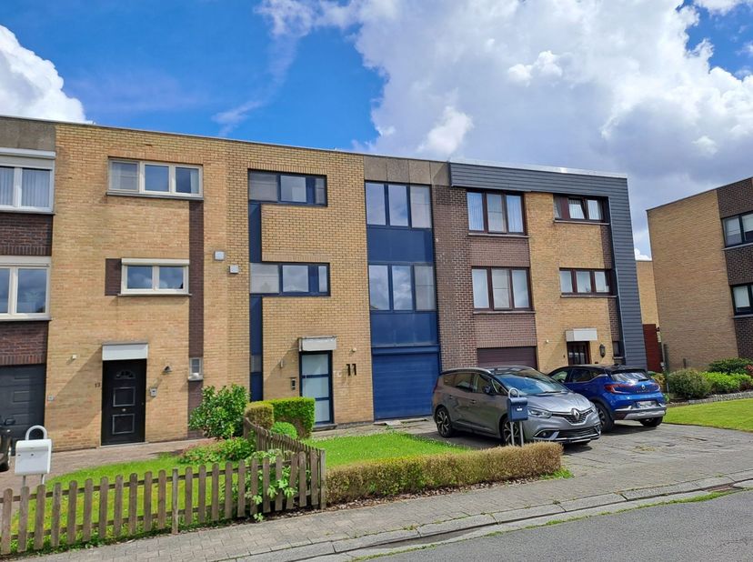 Energiezuinige woning in een rustige en kindvriendelijke omgeving bestaande (gelijkvloers) uit een inkomhal met gastentoilet, praktische was/bergplaat