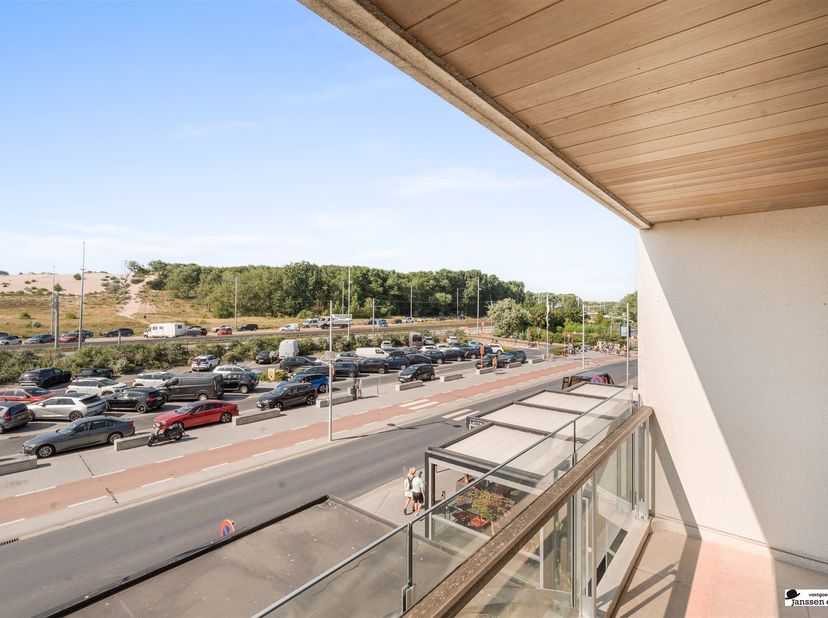 Situé dans la Kapelstraat, au centre de Bredene, cet appartement de deux chambres est magnifiquement entretenu. Grâce à son emplacement unique offrant